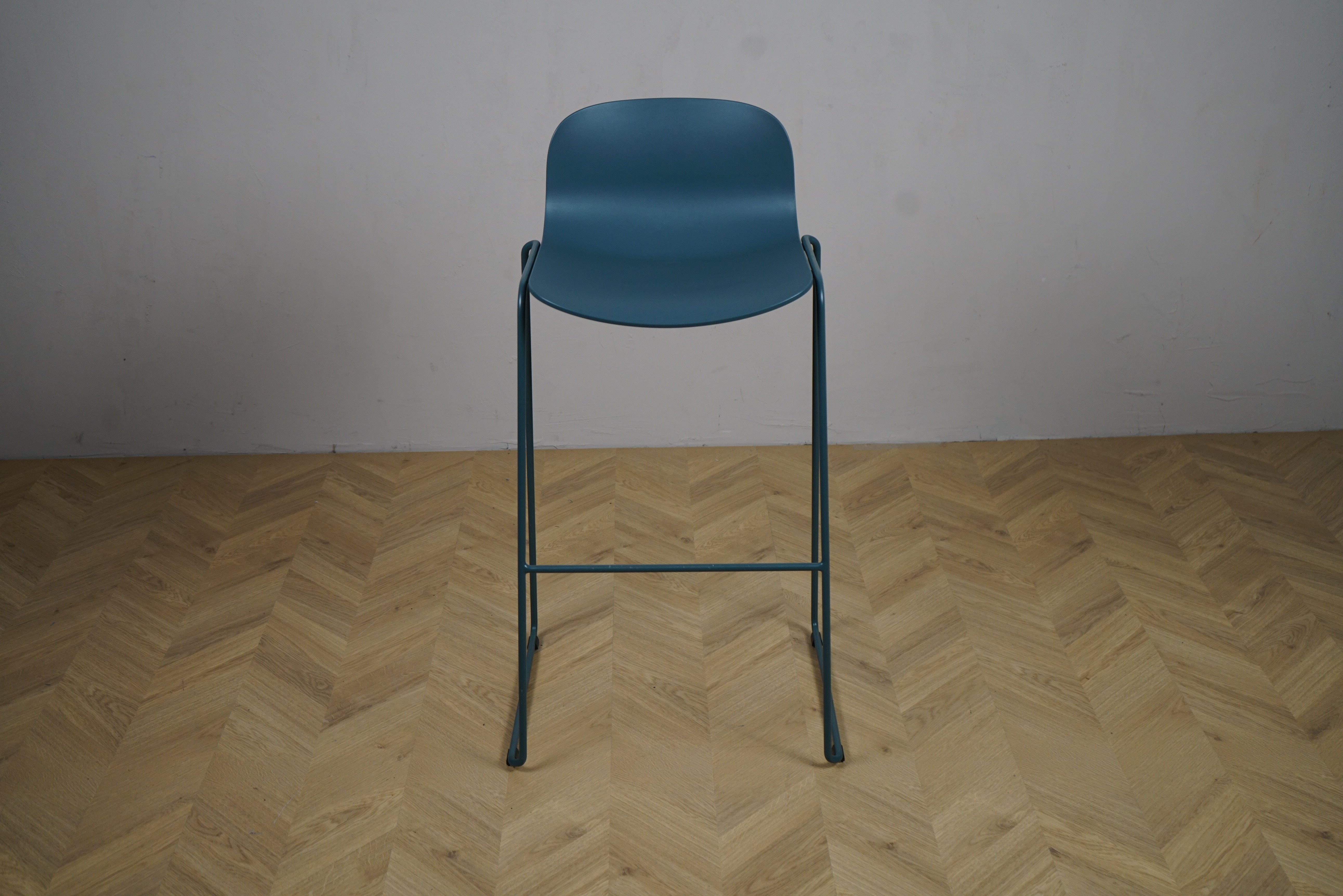 Kinnarps høj barstol i blå plast med metalstel set forfra